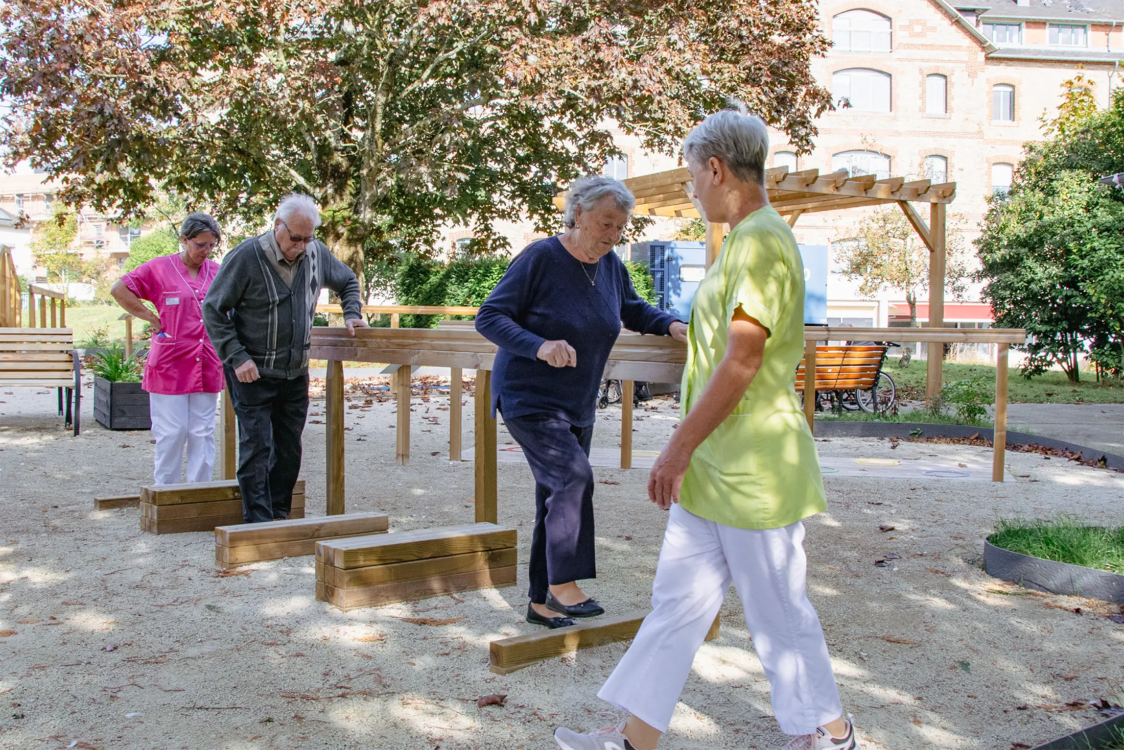 résidents qui marchent sur le parcours de mobilité dans le jardin