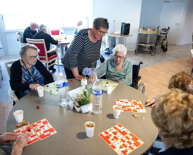 résidents jouant aux jeux de société dans la salle