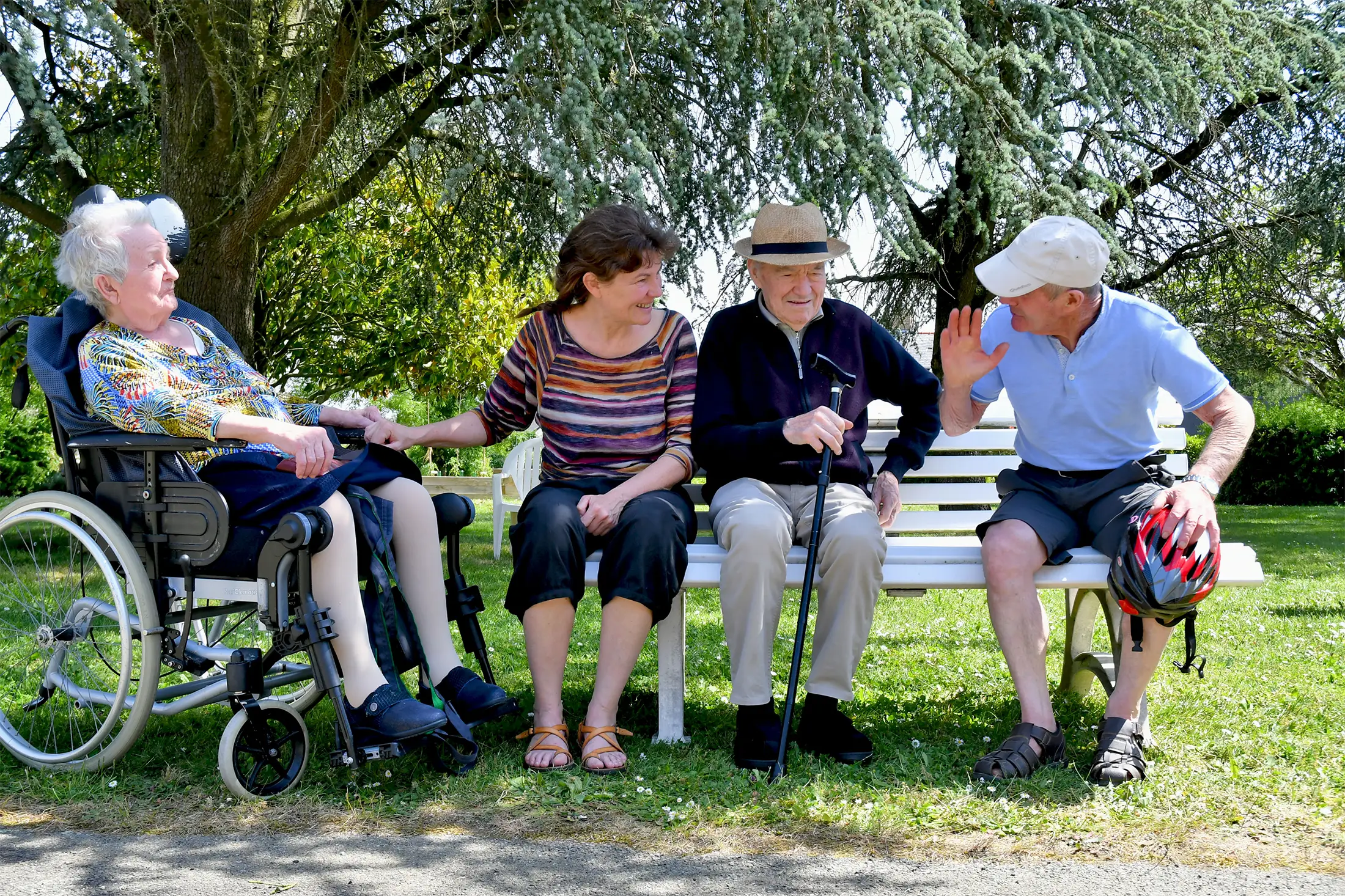résidents et famille discutant sur un banc