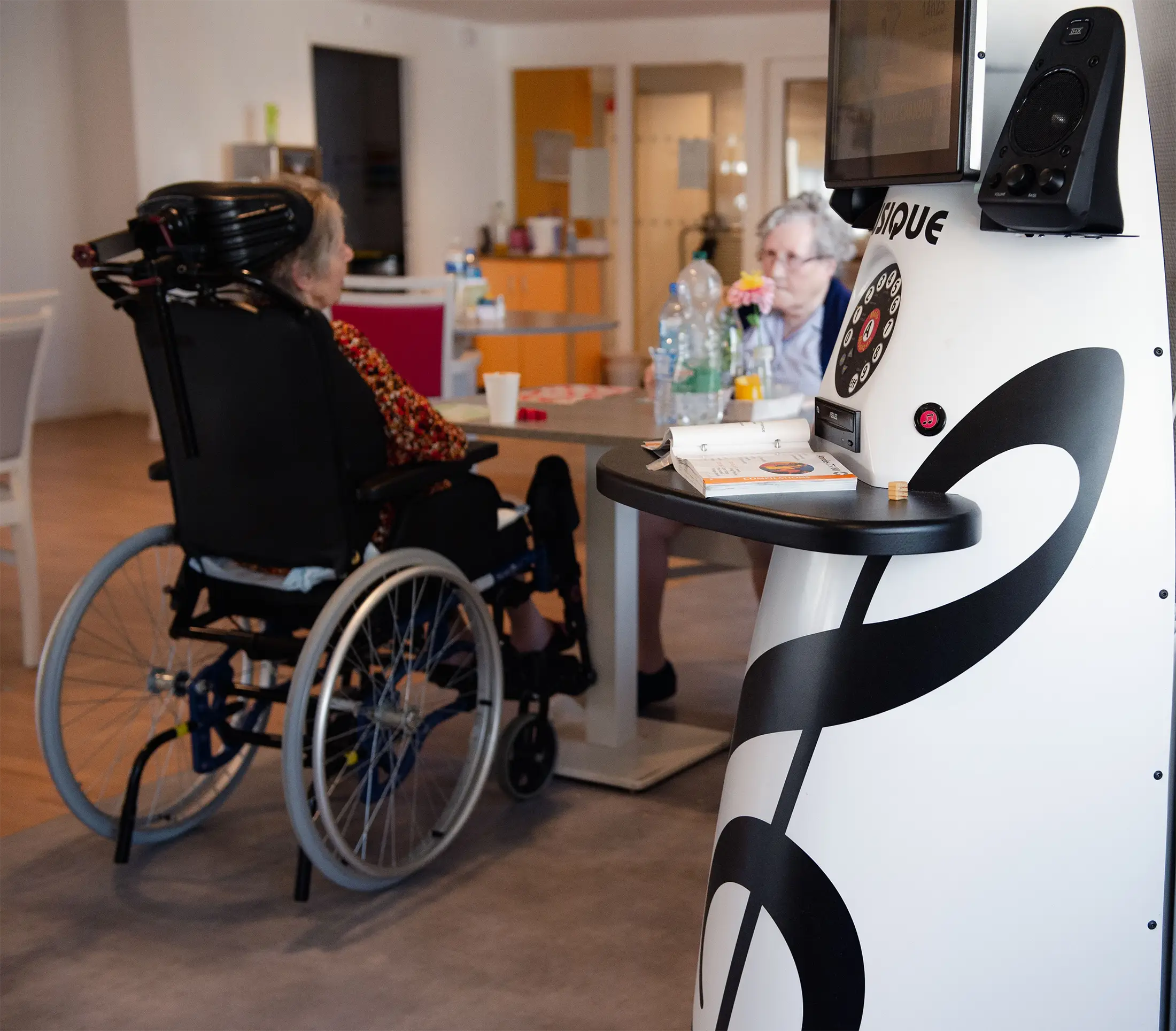 machine à musique dans la salle