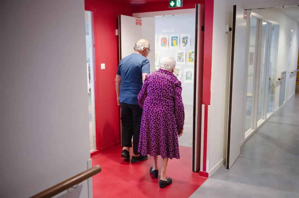 2 résidents qui entrent dans une pièce