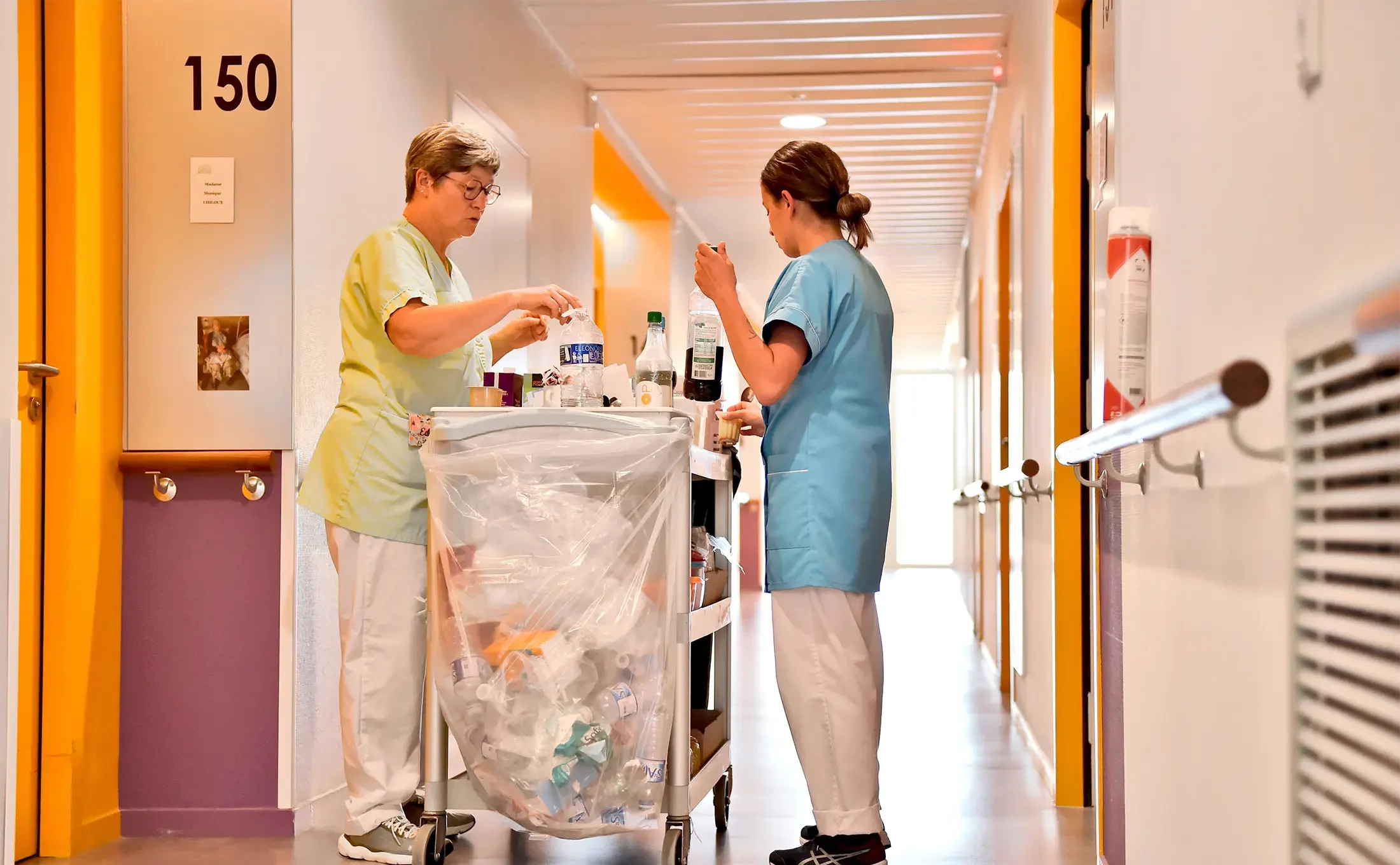 2 soignantes dans le couloir