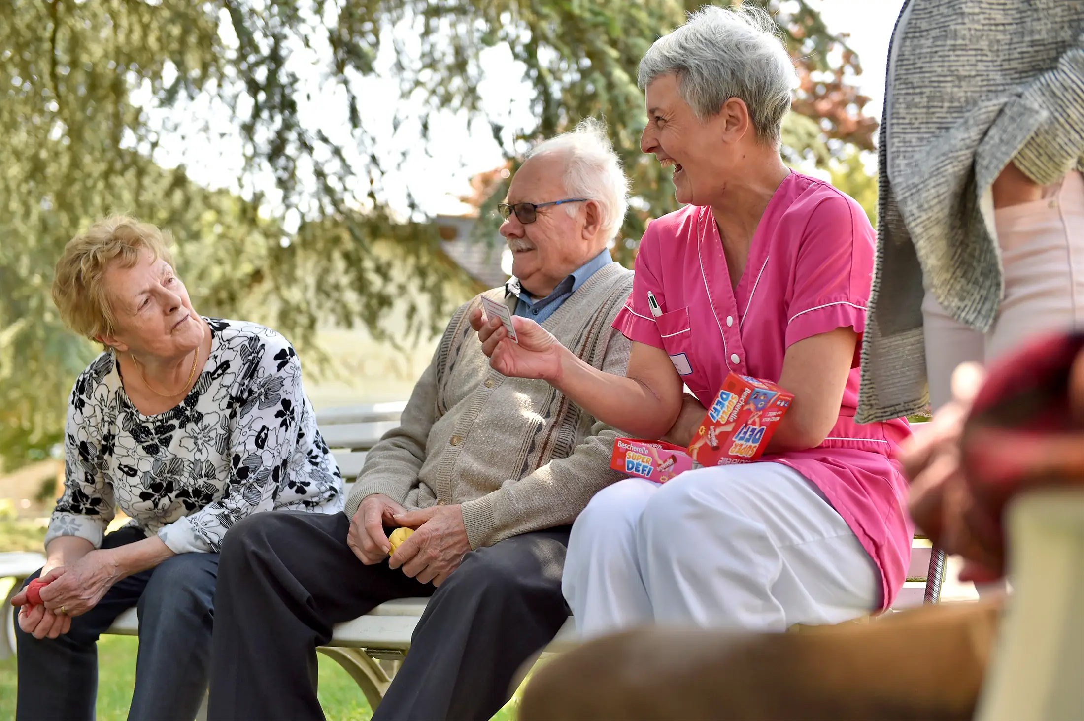discussion dans le jardin avec résidents