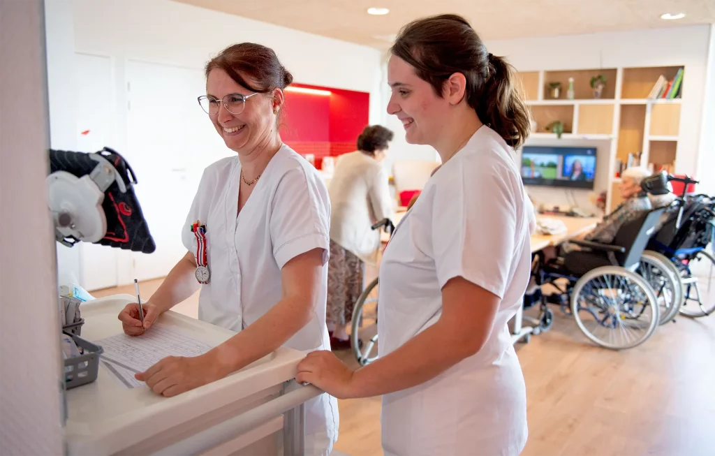 2 soignantes qui sourient