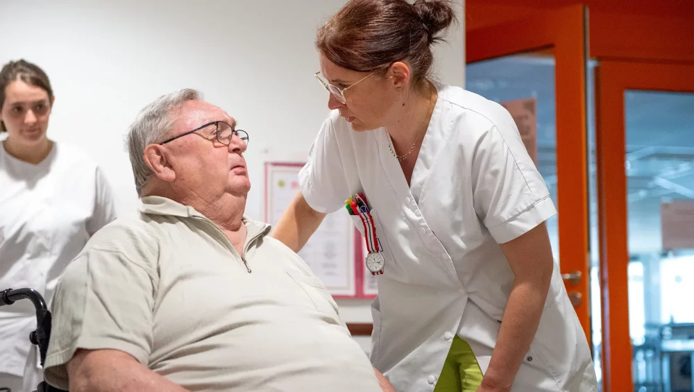 résident dans fauteuil roulant avec soignante