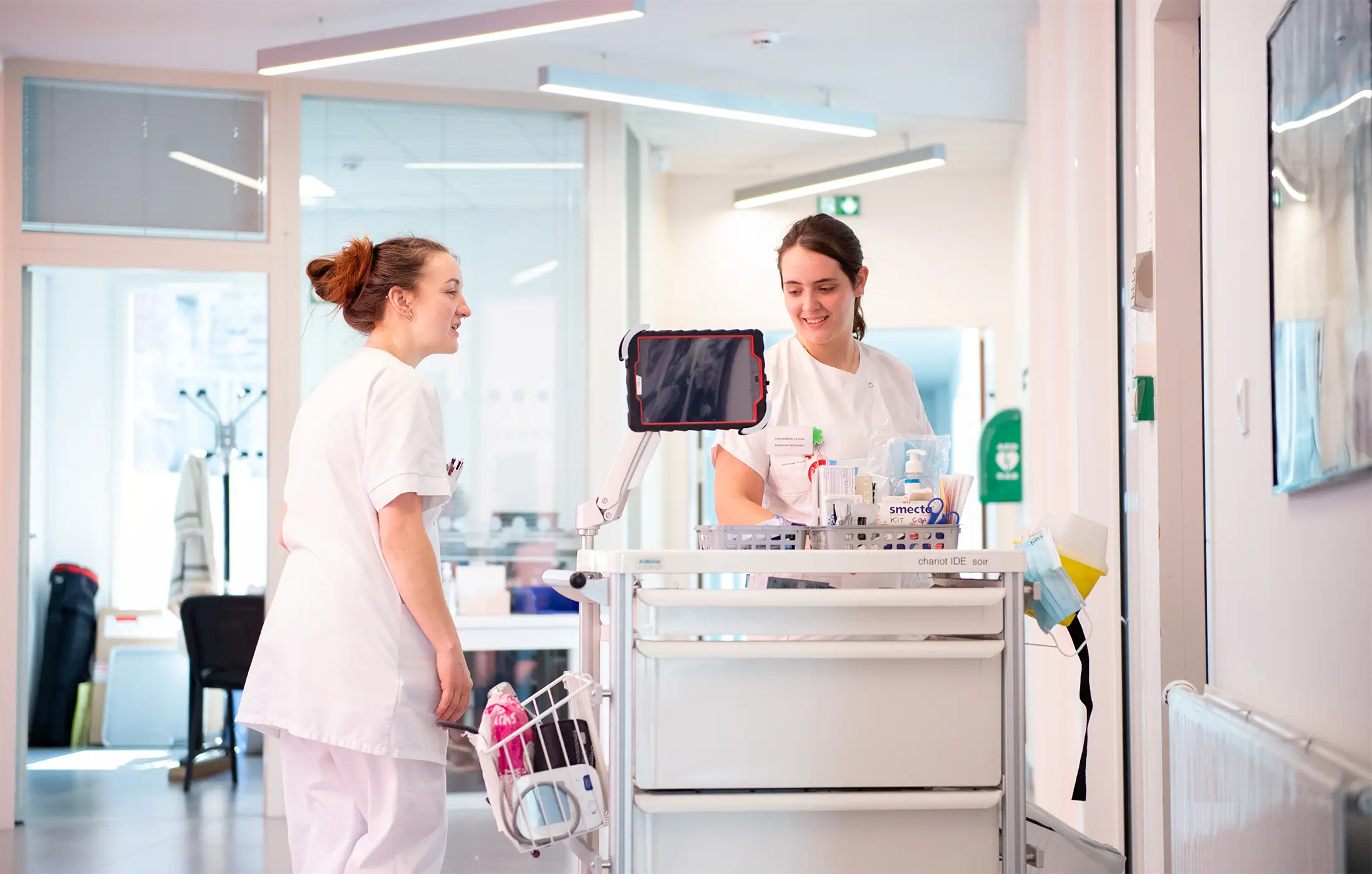 Deux soignantes avec chariot médical