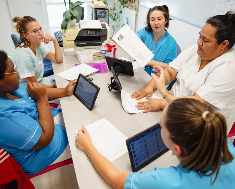 équipe réunie au bureau