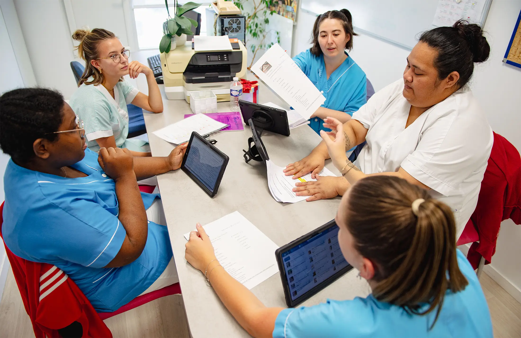 équipe réunie au bureau