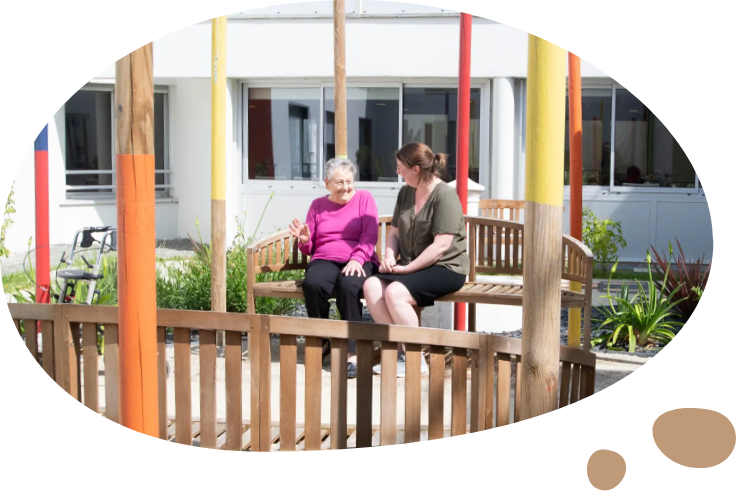 personnes discutant dans le patio