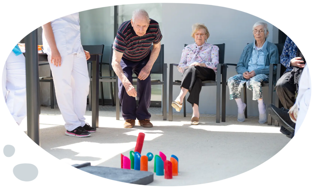 résidents jouant au jeu de quilles